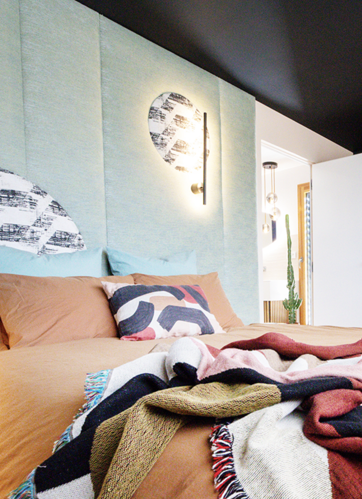 Décoration d'une chambre parentale avec sa tête-de-lit oversize.