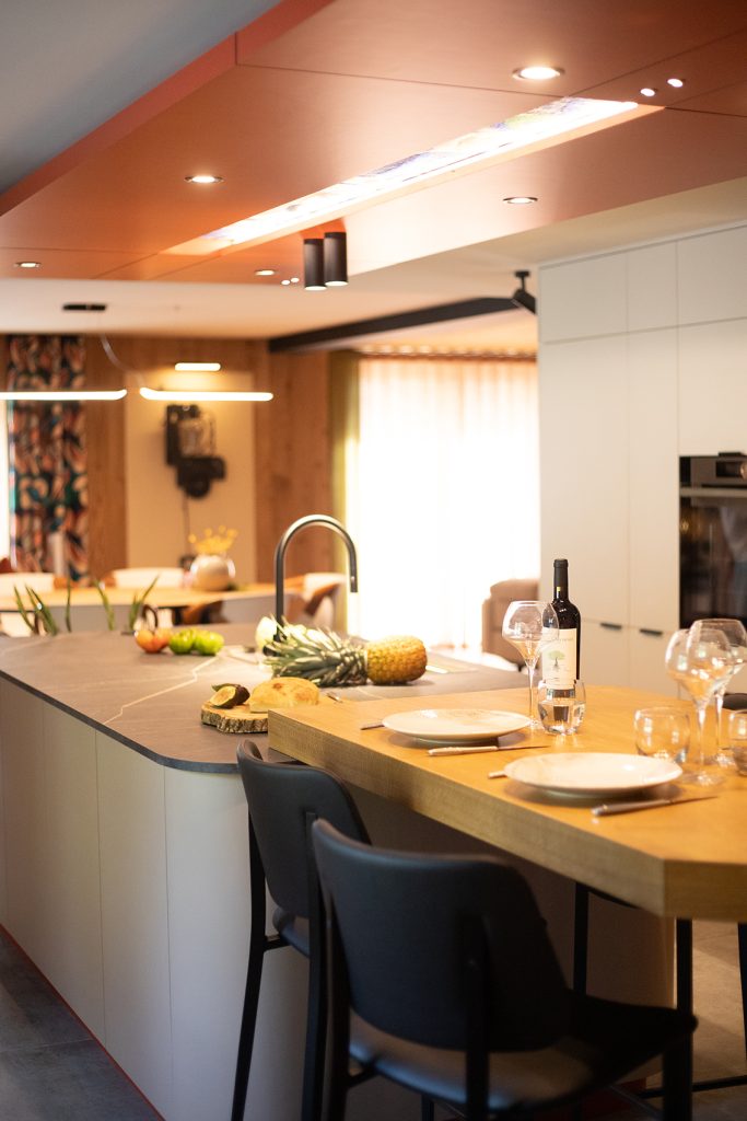 Ilôt de cuisine et son faux-plafond dans une ferme